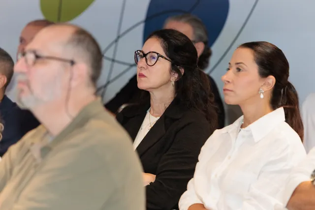 Executivos do Grupo Buaiz acompanhando uma apresentação do Hugb