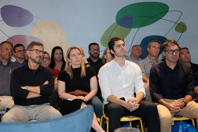 Participantes de diferentes empresas reunidos em um encontro do Hugb