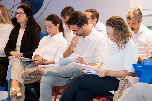 Equipe fazendo anotações em uma atividade prática do Hugb