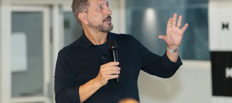 Líder do Grupo Buaiz apresentando durante uma imersão do Hugb