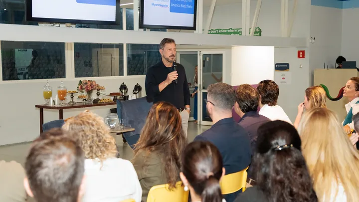 Palestra para os líderes do Grupo Buaiz durante uma imersão do Hugb