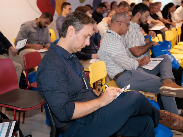 Participante registrando anotações durante um workshop do Hugb