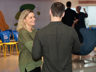 Duas pessoas conversando durante a imersão de líderes do Grupo Buaiz
