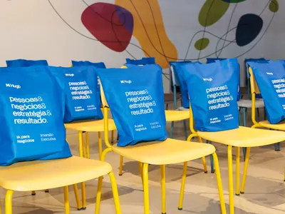 Sacolas do Hugb preparadas nas cadeiras antes do início do encontro