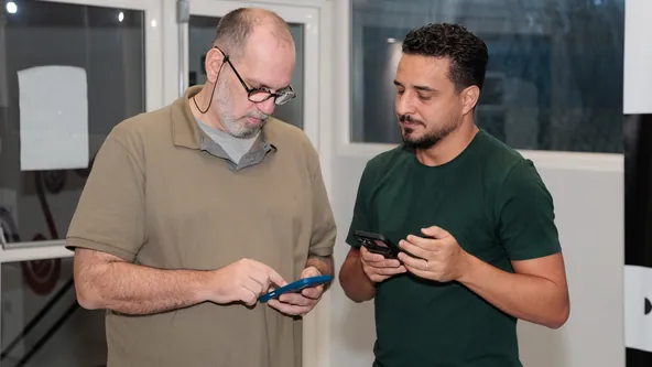 Dois participantes trocando informações durante uma imersão do Hugb